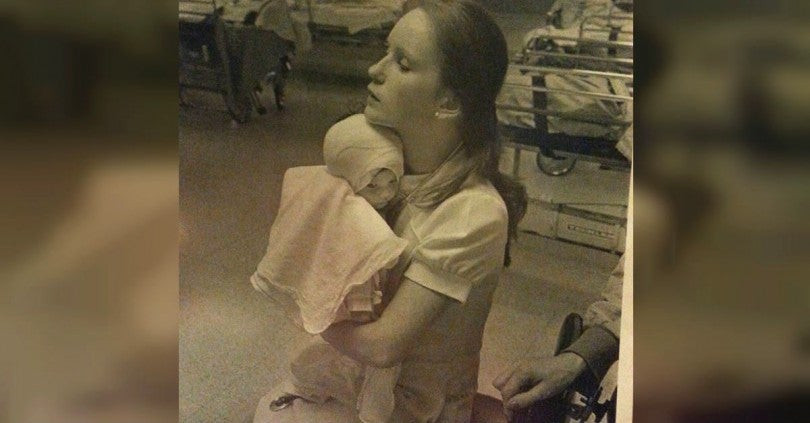 Ηταν το 1977 που μία νοσοκόμα κράτησε αυτό το καμένο μωρό… 40 χρόνια μετά, δεν περίμενε κάτι τέτοιο… (βίντεο)